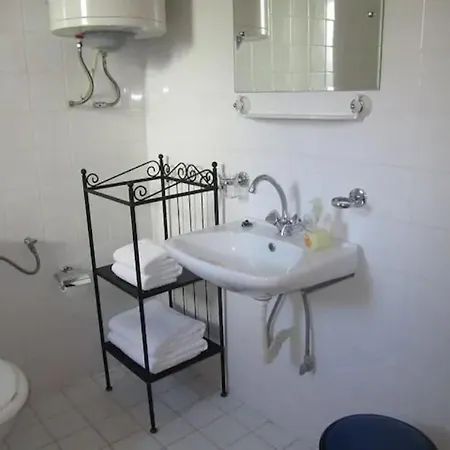 Guest house αρσινόη- μεγαλοχωρι -μέθανα 3*